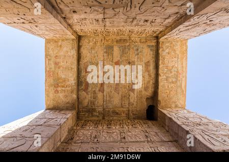 Dekorationen des Medinet Habu (Leichentempel von Ramesses III.) in der Theban-Nekropole, Ägypten Stockfoto