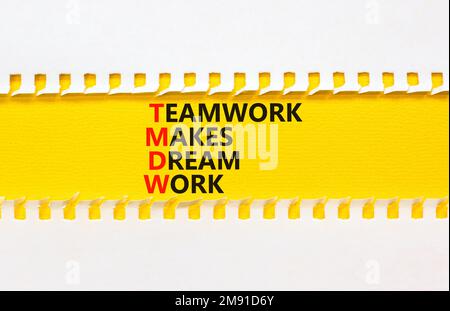 TMDW Teamwork ist ein Symbol für Traumarbeit. Konzeptbegriffe TMDW Teamwork macht Traumarbeit auf gelbem Papier auf wunderschönem weißem Hintergrund. Business TMWD Team Stockfoto