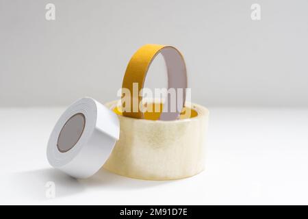 Klebeband auf weißem Hintergrund, isoliert Stockfoto