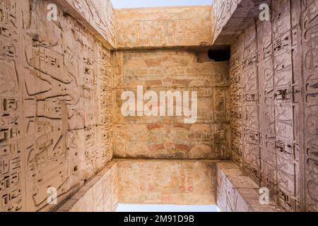 Dekorationen des Medinet Habu (Leichentempel von Ramesses III.) in der Theban-Nekropole, Ägypten Stockfoto