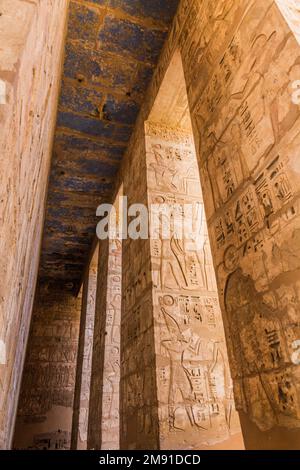 Dekorationen des Medinet Habu (Leichentempel von Ramesses III.) in der Theban-Nekropole, Ägypten Stockfoto