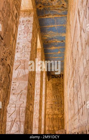 Dekorationen des Medinet Habu (Leichentempel von Ramesses III.) in der Theban-Nekropole, Ägypten Stockfoto