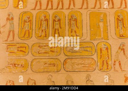 LUXOR, ÄGYPTEN - 20. FEBRUAR 2019: Mauer von Ramesses IV. Grab im Tal der Könige in der Thebanischen Nekropole, Ägypten Stockfoto