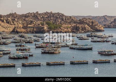 Boote in der Nähe des Assuan-Staudamms, Ägypten Stockfoto