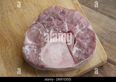 Rohe Ossobuco-Scheiben auf einem Holzschneidbrett Stockfoto