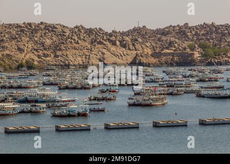 Boote in der Nähe des Assuan-Staudamms, Ägypten Stockfoto