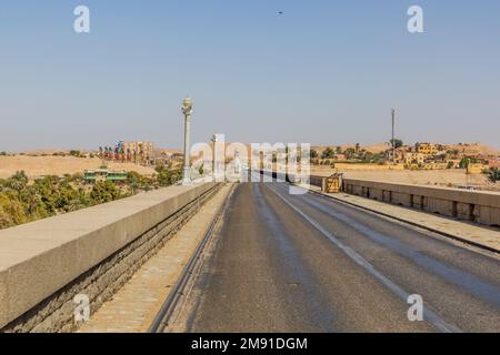 Straße auf dem Gipfel des Assuan Low Dam, Ägypten Stockfoto