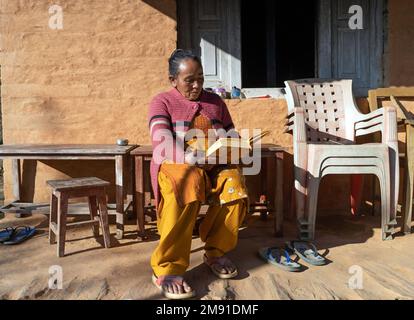 Dolakha District, Nepal - 2022. Dezember - Seniorin zu Hause im Hinterhof Stockfoto