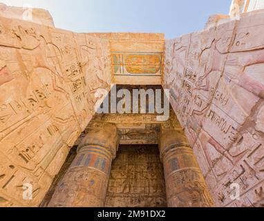 Detail von Medinet Habu (Leichentempel von Ramesses III) in der Theban-Nekropole, Ägypten Stockfoto