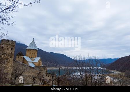 Ananuri, Georgia : 20-11-2022 : atemberaubende Aussicht auf die Burganlage Ananuri mit Kirche am Fluss Aragvi in Georgia an einem bewölkten Tag. Schloss Ananuri Stockfoto