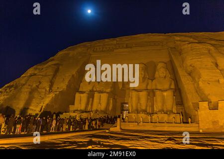 ABU SIMBEL, ÄGYPTEN - 22. FEBRUAR 2019: Lange Schlange vor dem Großen Tempel von Ramesses II in Abu Simbel, Ägypten. Februar 22 ist eine Spezifikation Stockfoto