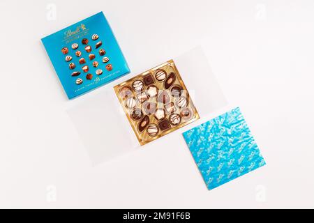 Zürich, Schweiz - Januar 7 2023: Lindt Mini Pralines Box. Offene kleine Geschenkbox mit Süßigkeiten aus Schweizer Schokolade im weißen, flachen Hintergrund. Stockfoto