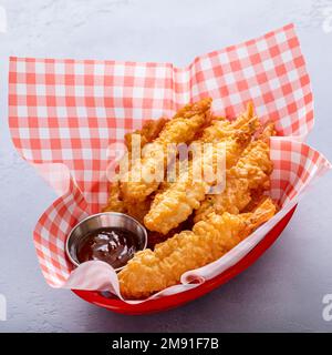 Tempura-Garnelen in einem Korb serviert mit süßer und saurer Sauce Stockfoto