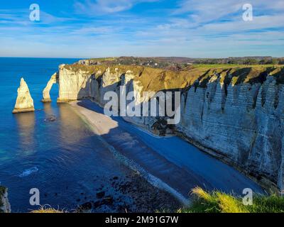 Ein Luftblick auf die weißen Klippen mit Blick auf das Meer im Naturschutzgebiet Falaise d'Aval in Etretat, Frankreich Stockfoto