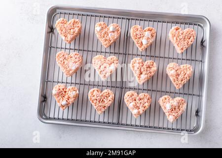Herzförmige Reiskrispie-Leckereien zum Valentinstag Stockfoto