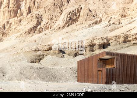 Modernes Holzhaus, umgeben von einer Wüstenlandschaft aus weißem und gelbem Sand in Nordafrika, mit Kopierbereich um das Hotel herum Stockfoto