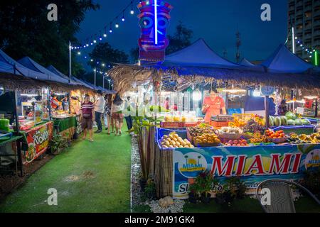 Ein Nachtmarkt an der Strandstraße in der Stadt Jomtien bei Pattaya in der Provinz Chonburi in Thailand, Thailand, Jomtien, November 2022 Stockfoto