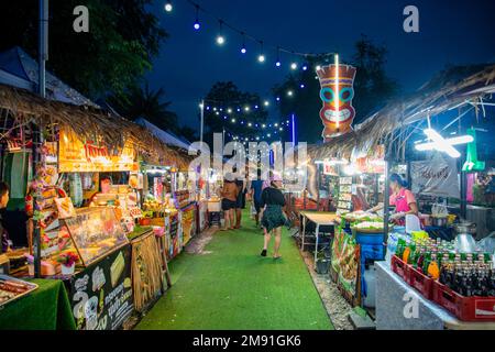 Ein Nachtmarkt an der Strandstraße in der Stadt Jomtien bei Pattaya in der Provinz Chonburi in Thailand, Thailand, Jomtien, November 2022 Stockfoto