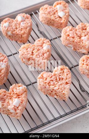 Herzförmige Reiskrispie-Leckereien zum Valentinstag Stockfoto