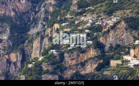 Touristische Stadt, Positano, auf den Rocky Cliffs und Berglandschaft Stockfoto