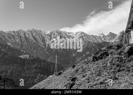 Manali-Farben in Himachal Pradesh Indien. Panoramablick auf den Himalaya. Regenbogenwasserfall des Jogni Wasserfalls Wanderung in der Natur von Manali Himachal Pradesh Stockfoto