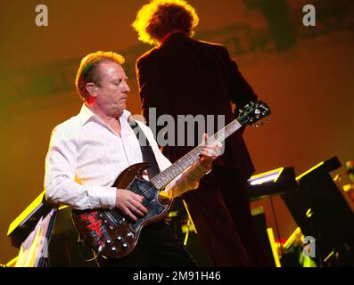 John Miles im Konzert während der Nacht der Proms 2007 im Gelredome Arnhem Holland. Vvbvanbree Fotografie. Stockfoto