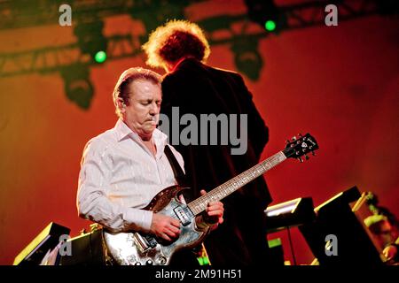 John Miles im Konzert während der Nacht der Proms 2007 im Gelredome Arnhem Holland. Vvbvanbree Fotografie. Stockfoto