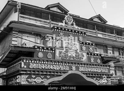 Tibetisches Kloster in Manali, Himachal Pradesh. Das tibetische Kloster befindet sich an der Mall Road. Berühmter Touristenort in Indien. Das beste Hotel für Flitterwochen in Indien Stockfoto