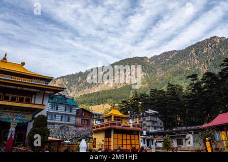 Tibetisches Kloster in Manali, Himachal Pradesh. Das tibetische Kloster befindet sich an der Mall Road. Berühmter Touristenort in Indien. Das beste Hotel für Flitterwochen in Indien Stockfoto