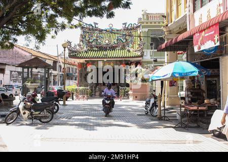 Georgetown, Penang, Malaysia - November 2012: Eine Straße, die zu einem alten chinesischen Tempel in Georgetown, Penang führt. Stockfoto