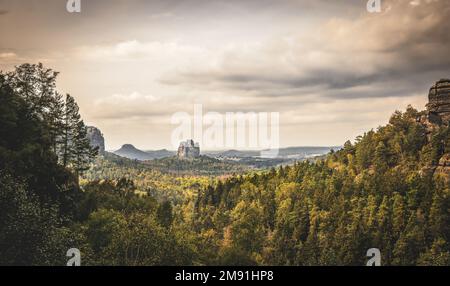 Panoramablick über eine typische Landschaft in der Sächsischen Schweiz, Malerweg, Bäume, Wolken, Elbsandstein, Berge Stockfoto