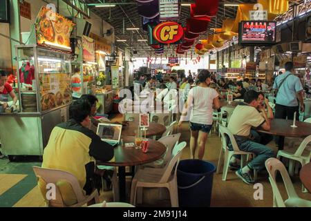 Georgetown, Penang, Malaysia - November 2012: Ein Hawker Center voller Menschen, die in der historischen Stadt George Town in Penang essen. Stockfoto