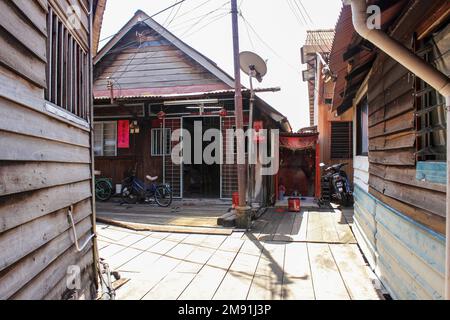Georgetown, Penang, Malaysia - November 2012: Ein hölzerner Fußweg durch traditionelle Pfahlbauten in den Clan-Anlegestegen eines am Wasser gelegenen Dorfes in George T. Stockfoto