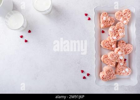 Herzförmige Reiskrispie-Leckereien zum Valentinstag Stockfoto