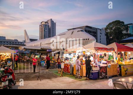 The Runway Street Food Nightmarket in der Stadt Pattaya in der Provinz Chonburi in Thailand, Thailand, Pattaya, November 2022 Stockfoto