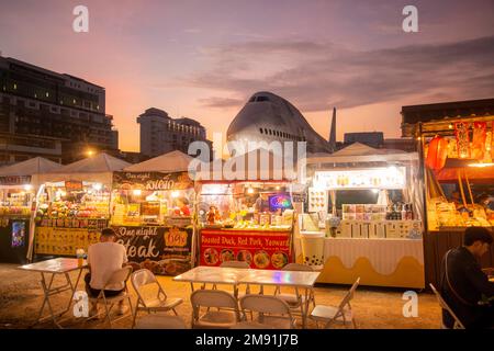 The Runway Street Food Nightmarket in der Stadt Pattaya in der Provinz Chonburi in Thailand, Thailand, Pattaya, November 2022 Stockfoto