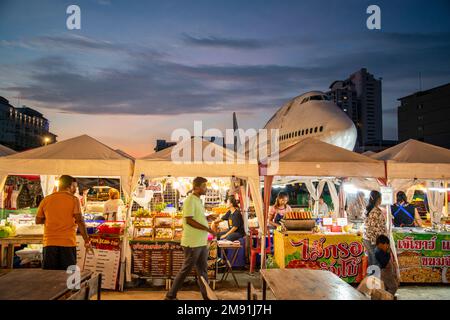 The Runway Street Food Nightmarket in der Stadt Pattaya in der Provinz Chonburi in Thailand, Thailand, Pattaya, November 2022 Stockfoto