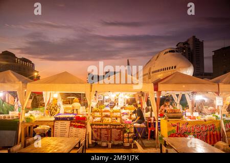 The Runway Street Food Nightmarket in der Stadt Pattaya in der Provinz Chonburi in Thailand, Thailand, Pattaya, November 2022 Stockfoto