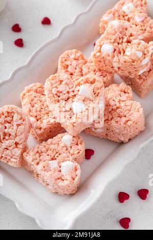 Herzförmige Reiskrispie-Leckereien zum Valentinstag Stockfoto