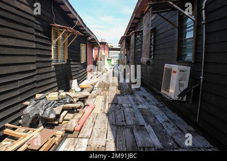 Georgetown, Penang, Malaysia - November 2012: Ein hölzerner Fußweg durch traditionelle Pfahlbauten in den Clan-Anlegestegen eines am Wasser gelegenen Dorfes in George T. Stockfoto