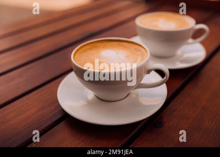 Zwei Tassen Cappuccino mit Latte art Stockfoto
