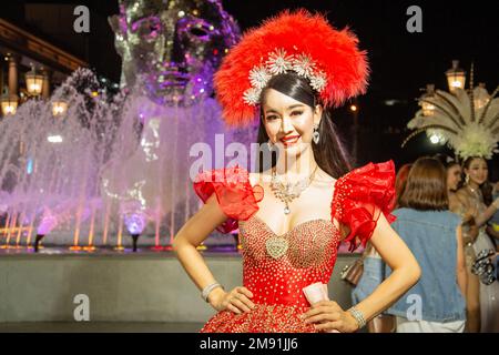 Ein Modell der Tiffany's Show Pattaya posiert nach einem Geschäft in der Stadt Pattaya in der Provinz Chonburi in Thailand, Thailand, Pattaya, November Stockfoto