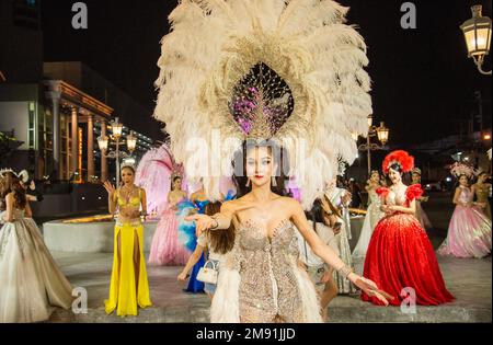 Ein Modell der Tiffany's Show Pattaya posiert nach einem Geschäft in der Stadt Pattaya in der Provinz Chonburi in Thailand, Thailand, Pattaya, November Stockfoto