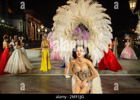 Ein Modell der Tiffany's Show Pattaya posiert nach einem Geschäft in der Stadt Pattaya in der Provinz Chonburi in Thailand, Thailand, Pattaya, November Stockfoto