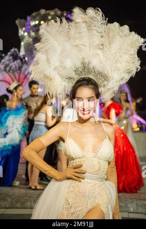 Ein Modell der Tiffany's Show Pattaya posiert nach einem Geschäft in der Stadt Pattaya in der Provinz Chonburi in Thailand, Thailand, Pattaya, November Stockfoto