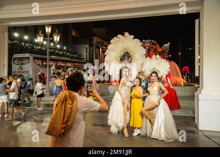 Ein Modell der Tiffany's Show Pattaya posiert nach einem Geschäft in der Stadt Pattaya in der Provinz Chonburi in Thailand, Thailand, Pattaya, November Stockfoto