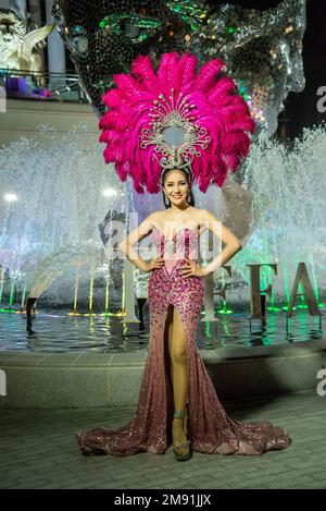 Ein Modell der Tiffany's Show Pattaya posiert nach einem Geschäft in der Stadt Pattaya in der Provinz Chonburi in Thailand, Thailand, Pattaya, November Stockfoto