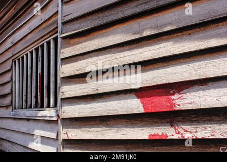 Details und Textur auf rustikalen Holzbrettern an den Wänden eines alten Hauses in den Clan-Anlegestellen in Georgetown, Penang. Stockfoto