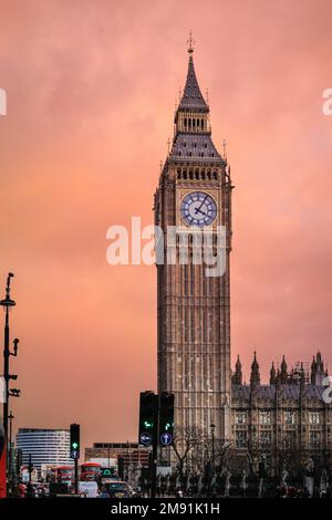 London, Großbritannien. 16. Januar 2023. Dunkle Wolken werden nach einem überwiegend trockenen, aber bitterkalten Nachmittag in Westminster von der untergehenden Sonne am Big Ben und den Houses of Parliament in London in sanftem Pink und Orange beleuchtet. Die Temperaturen werden in den nächsten Tagen voraussichtlich weiter sinken, was zu Regen und sogar Schneefällen führen kann. Kredit: Imageplotter/Alamy Live News Stockfoto