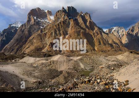 Blick auf die großen Trango-Türme in der Karakoram Gebirgskette in der Nähe des K2. Gipfels, dem zweithöchsten Berg der Erde Stockfoto